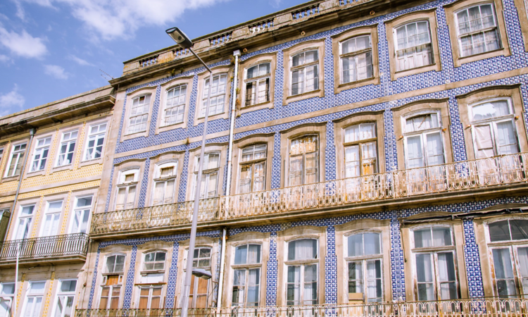 Blaue Hausfassade in Porto 